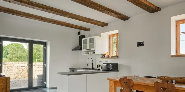 V kuchyni je elektrická trouba, indukční deska, mikrovlnná trouba, lednice, rychlovarná konvice, topinkovač, kávovar Nespresso a přístroj na přípravu překapávané kávy.