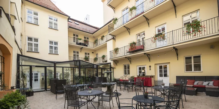 Ve dvoře hotelu je příjemné posezení.
