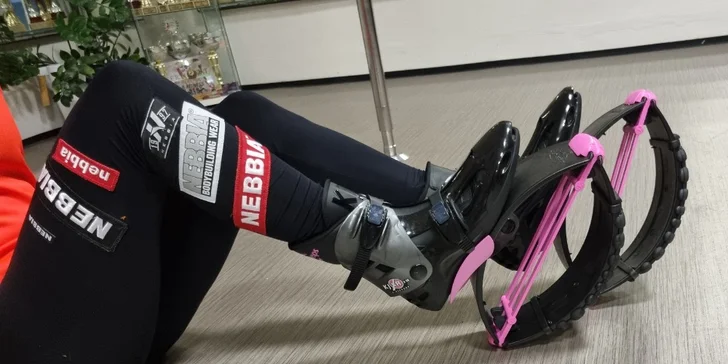 Kangoo jumping je aktivní cvičení na speciálních skákacích botách. 