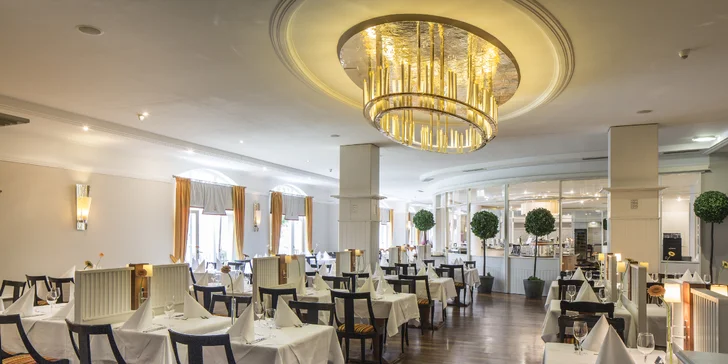 V restauraci Johann Strauss si vychutnáte snídani i večeři. K dispozici vám bude také obědový snack.