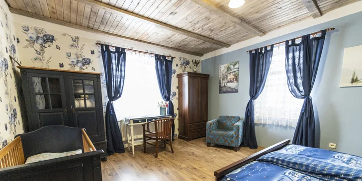 Čtyřlůžkový apartmán má manželskou ložnici a obývací pokoj s dvoulůžkem.