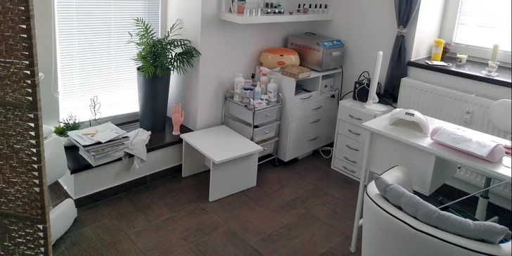Čeká tu na vás poctivá mokrá pedikúra, ke které můžete přibrat i variantu s lakováním či aplikací UV gelu. 
