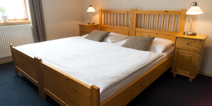 Bydlet budete v nově zrekonstruovaném dvoulůžkovém pokoji, nebo v rodinném apartmánu.