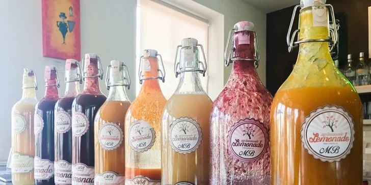 Na výběr je vždy minimálně pět příchutí domácích limonád. 