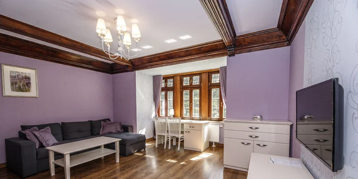 Některé pokoje mají balkon.
