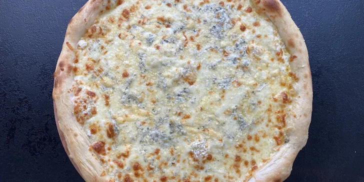 Quatro Formaggi s gorgonzolou, uzeným sýrem a pecorinem v menu, samozřejmě, nechybí. 