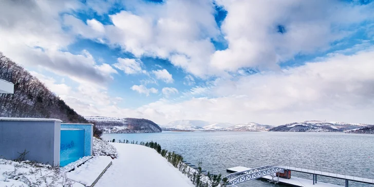 Ve venkovní části wellness je vyhřívaný bazén a jacuzzi. Infinity pool, to je bazén s úžasným výhledem. 