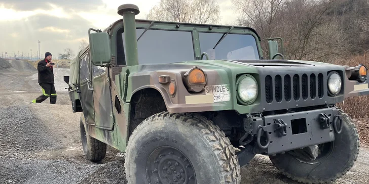 Nejprve vás čeká krátká instruktáž na tréninkovém polygonu, pak už sednete za volant a v doprovodu instruktora se vydáte do extrémního terénu.