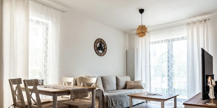 Obývací prostor ve dvoupokojovém apartmánu s balkonem.