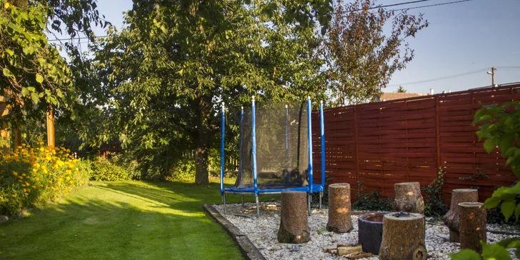 Pre deti je pripravené pieskovisko, hojdačka a trampolína.