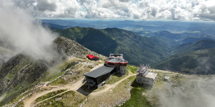 K lanovce na třetí nejvyšší vrchol Nízkých Tater, to budete mít jen 12 minut autem. 
