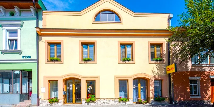 Vydejte se na procházku po náměstí, obdivujte historické památky, navštivte obchody, případně zavítejte do místních restaurací, kaváren, cukráren a barů.