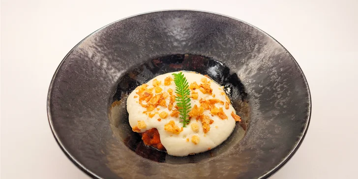 Na úvod si přiťuknete bílým vínem, ke kterému se bude skvěle hodit předkrm v podobě vejce, guanciale, rajčat, espumy z parmezánu a křupavé cibulky.