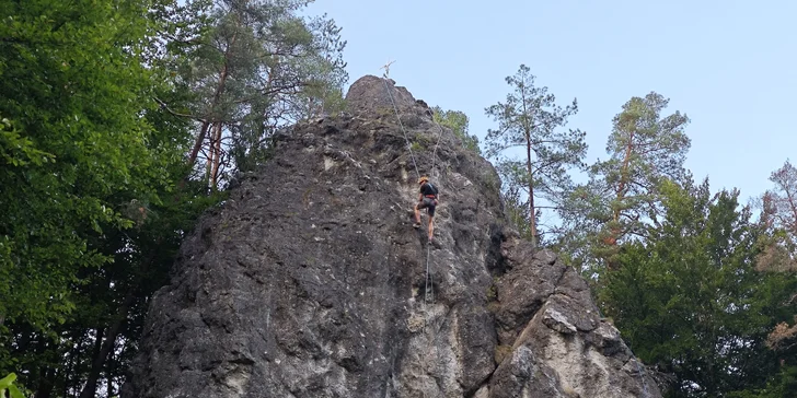Na kurzech se např. seznámíte s první pomocí nebo se naučíte bezpečně slaňovat.