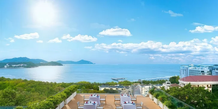 Hotel se nachází v živé oblasti Dadonghai na ostrově Hainan.