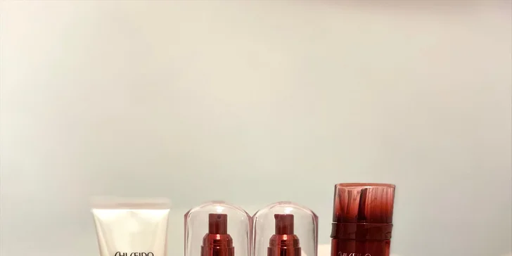 Kosmetička pracuje s produkty japonské značky Shiseido. 