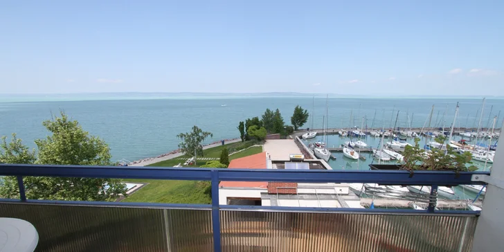 Každá izba disponuje balkónom (s výhľadom na Balaton sú za príplatok)