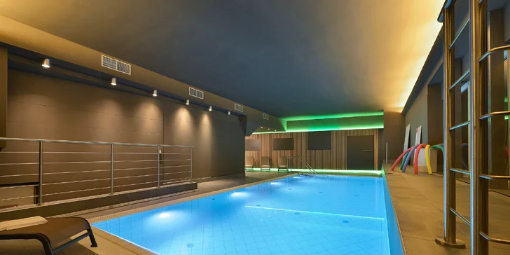 Ve bazénu či v sauně si užijete 60 minut relaxace.