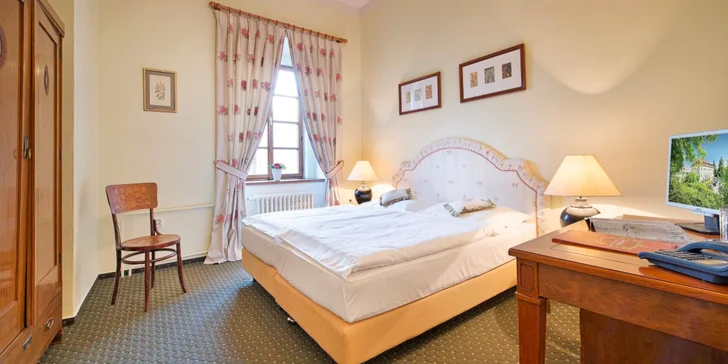 Bydlet budete v 4* hotelu Maxmilián v areálu zámku.