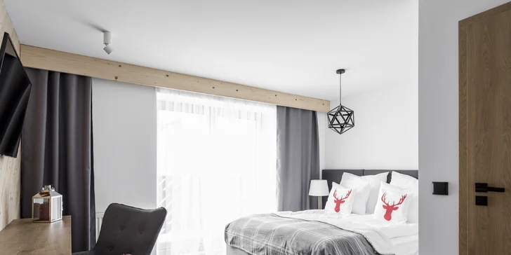 Některé pokoje zahrnují balkon.