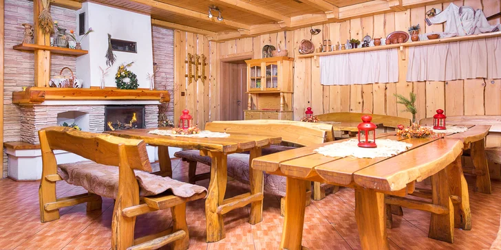 Útulná dřevěná restaurace s krbem a širokou nabídkou jídel i nápojů vám nabídne světovou kuchyni i krajové speciality.