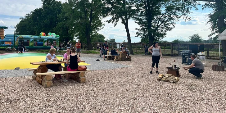 V ceně vstupu je navíc i balíček krmení, se kterým můžete některá zvířátka nakrmit.