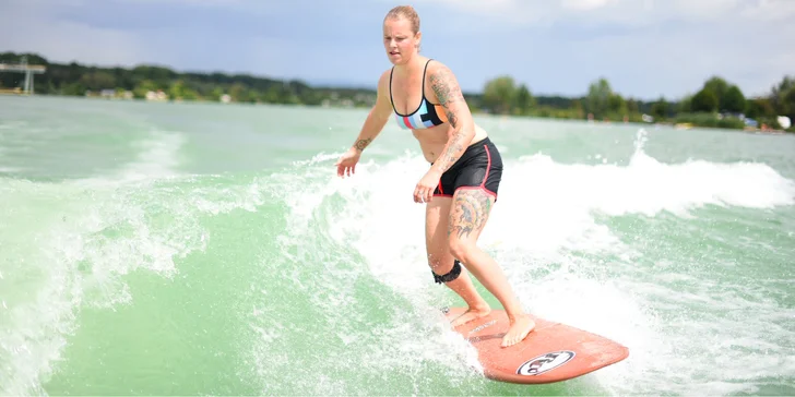 30 nebo 60 min. wakesurfingu či wakeboardingu za speciální lodí