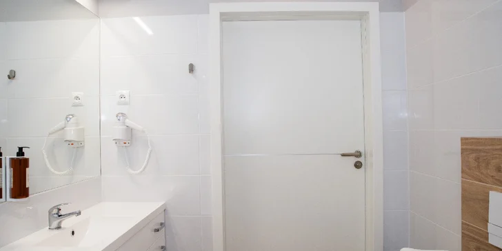 Samozřejmostí je koupelna se sprchou, případně vanou.