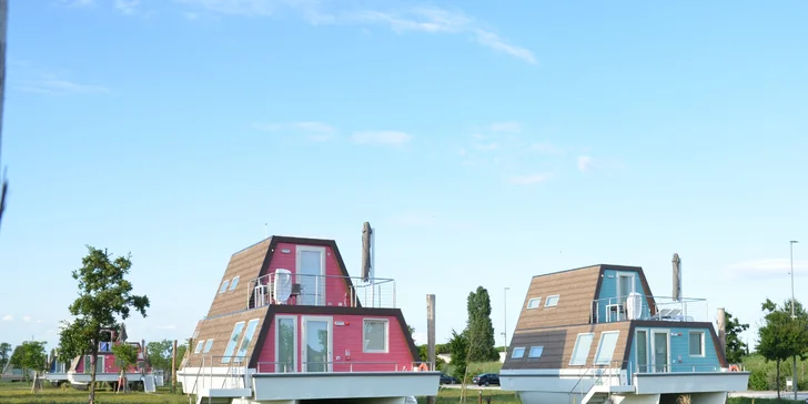 Oba typy ubytovania sú rovnaké – majú dve poschodia a celkovú rozlohu 65 m².