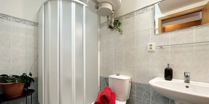 Všetky izby majú vlastnú kúpeľňu so sprchou a WC.
