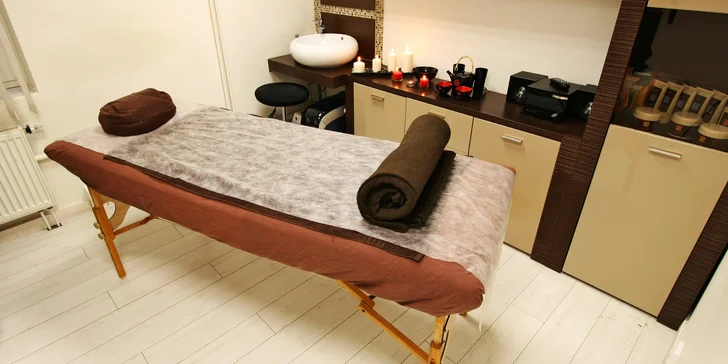 Užijete si 45–90min. relax s masáží zad, šíje a krku s tepelným zábalem, dopřát si můžete i masáž chodidel s aroma lázní i vyživujícím zábalem. 
