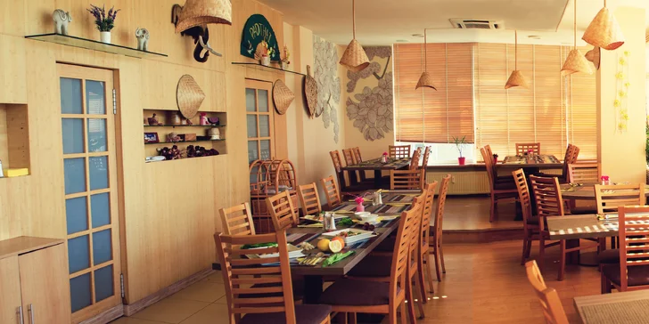 Útulná restaurace vás přenese do asijských dálav.