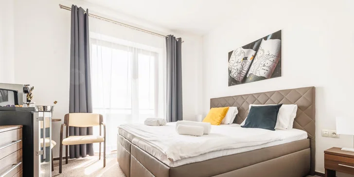 Pobyt si užijete ve stylově zařízeném pokoji, který kombinuje moderní komfort s domácí atmosférou.