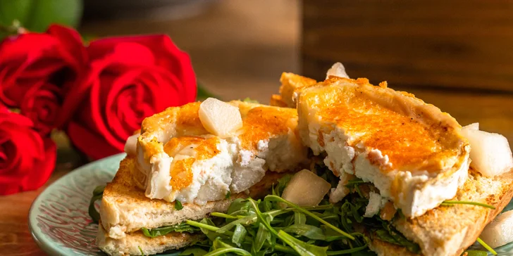 Grilovaný kozí syr s jablkovým chutney, opečený toast
