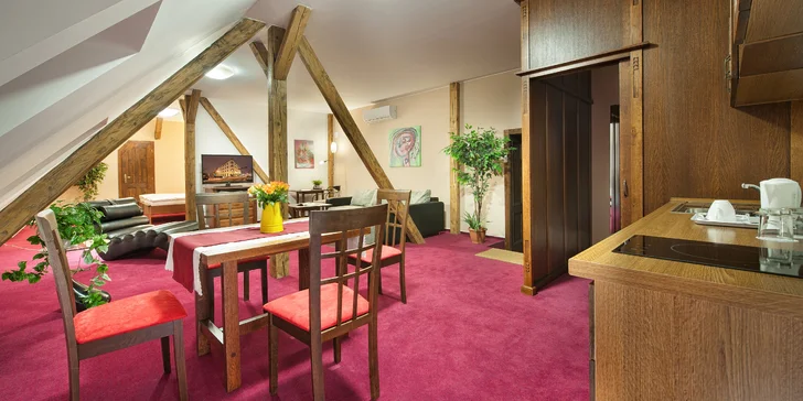 A co takhle pobyt v luxusním apartmá? K tomu patří i vybavená kuchyně a v koupelně je rohová vana. 
