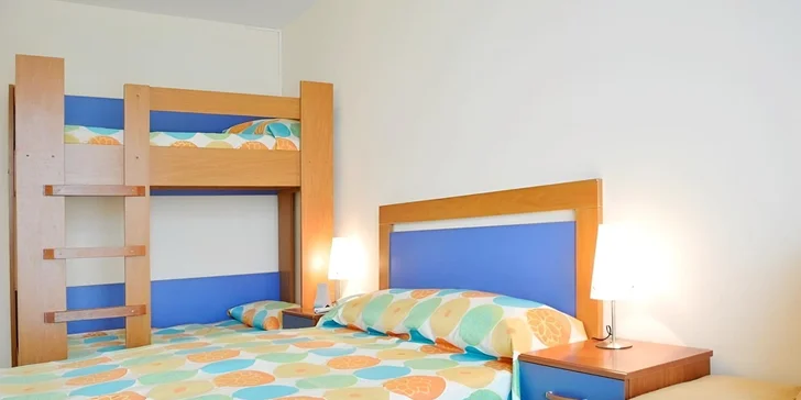 Na výběr jsou vkusně zařízené pokoje, které nabízejí veškeré pohodlí pro ničím nerušený odpočinek – nechybí klimatizace, televize a minibar. 