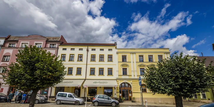 Parkování před hotelem a na monitorovaném parkovišti je za poplatek 60 Kč/noc, na městském parkovišti zaparkujete zdarma. 