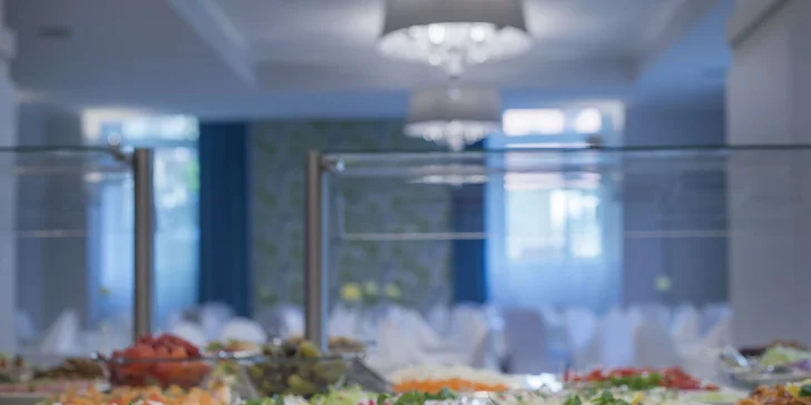 Hotelová restaurace vaří tradiční polská jídla ze sezónních surovin.