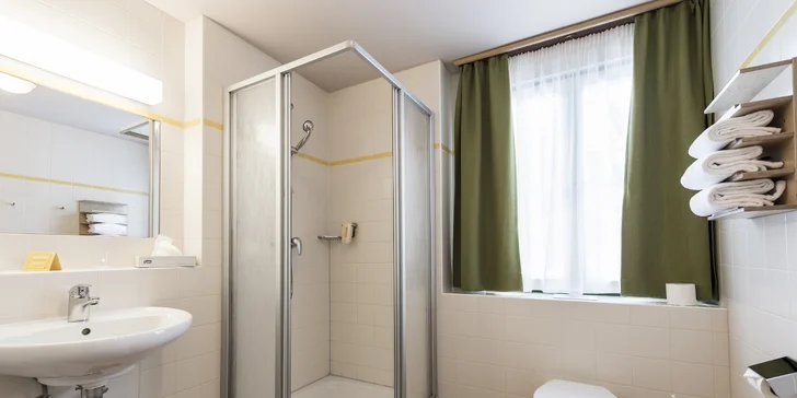 Samozrejmosťou je kúpeľňa so sprchou a WC.