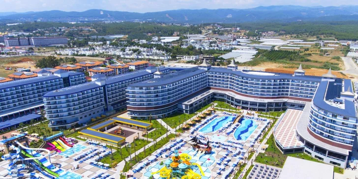 Vodní radovánky zde neznají hranic díky komplexu 6 bazénů, kterému dominuje obrovský aquapark s tobogány a speciální Kinder Aquapark pro ty nejmenší. 