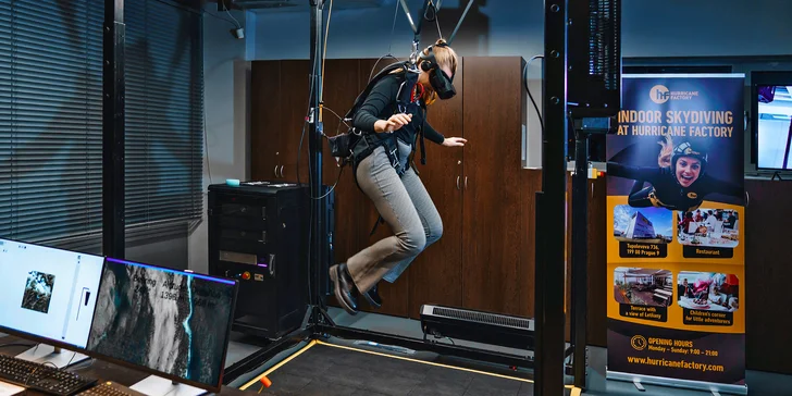 Simulátor kombinuje virtuální realitu, realistický padákový postroj a speciální zařízení, které přesně napodobuje seskok padákem. 