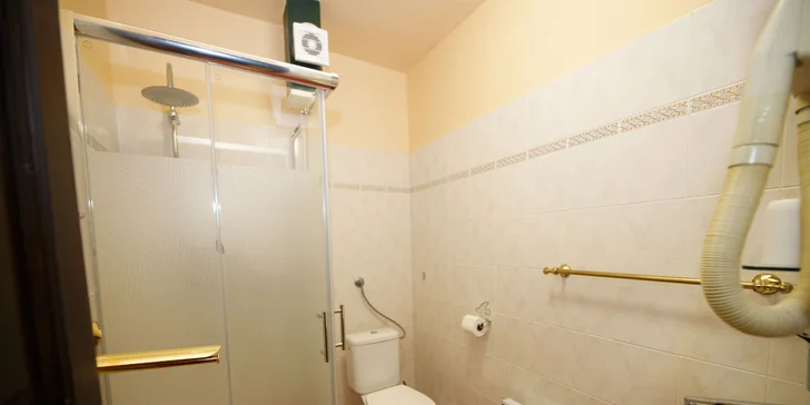 V kúpeľni je fén, pripravené budú aj uteráky.