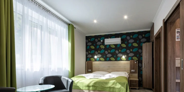 V každém pokoji je LCD televize, trezor, minibar a připojení k Wi-Fi.