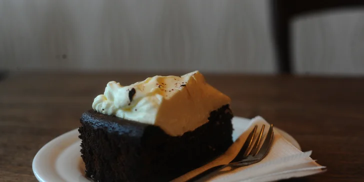 Mívají tu i čokoládové dortíky a pochutnat si můžete i na cheesecaku.