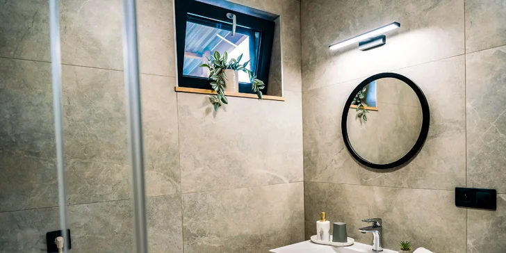 Kúpeľňa so sprchovým kútom a WC sú samozrejmosťou. (Hygge–cabin)