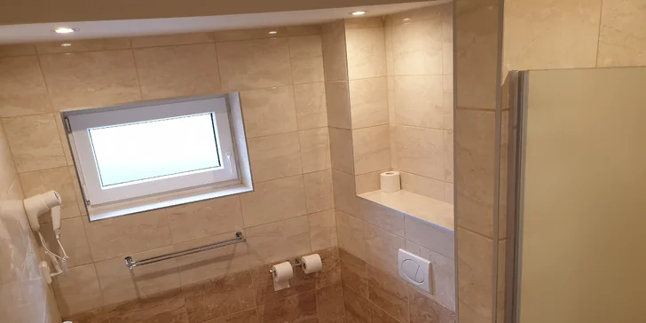K izbe aj apartmánu patrí kúpeľňa so sprchou.