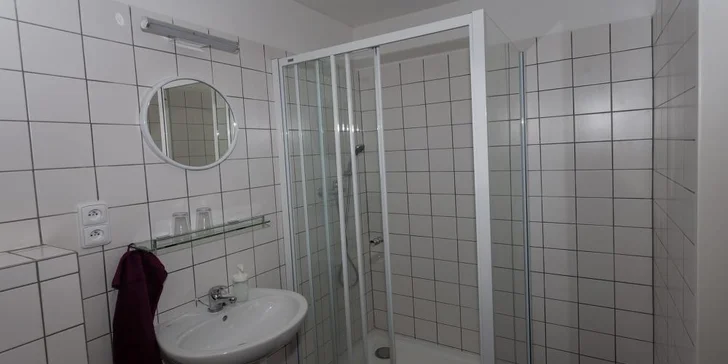 K pokoji patří i vlastní koupelna. 