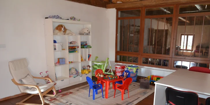 Vašim ratolestem se bude líbit vybavený dětský koutek.