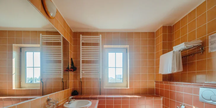 Každý pokoj má svoji koupelnu s vysoušečem vlasů, WC, bidetem, dvojumyvadlem a rohovou vanou nebo sprchovým koutem.