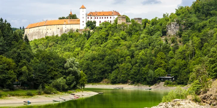 I k pohádkovému zámku Vranov nad Dyjí dojdete pěšky (20 minut). 